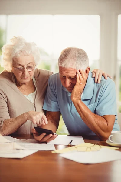 Senior paar tellen rekeningen — Stockfoto