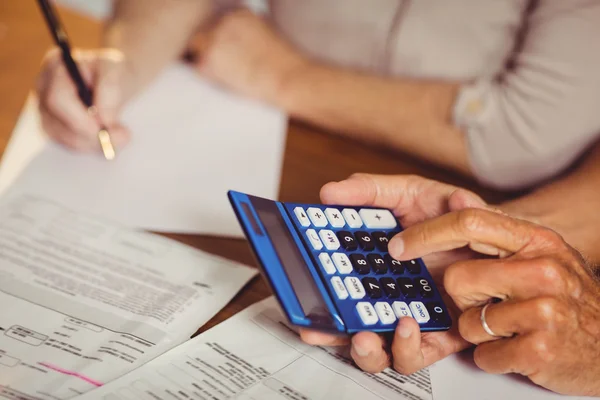 Senior couple counting bills — Stock Photo, Image