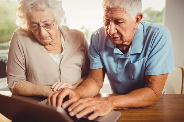 Senior par med bärbar dator — Stockfoto