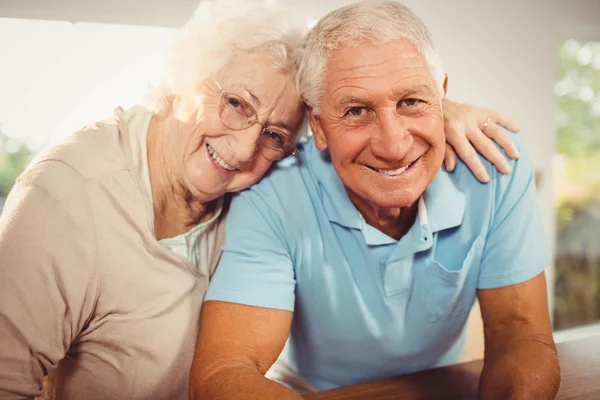 年配のカップルを笑顔の肖像画 — ストック写真