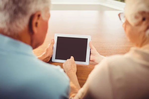 年长的夫妇使用平板电脑的后视图 — 图库照片