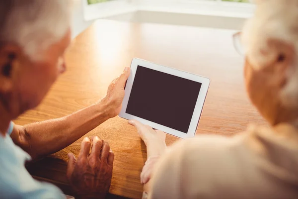 Vista posteriore della coppia anziana utilizzando tablet — Foto Stock