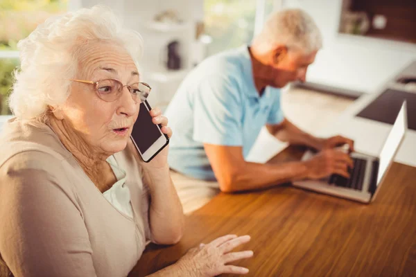 Senior kobiety na telefon — Zdjęcie stockowe