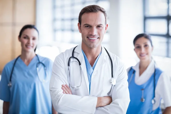 Équipe médicale souriante avec bras croisés — Photo