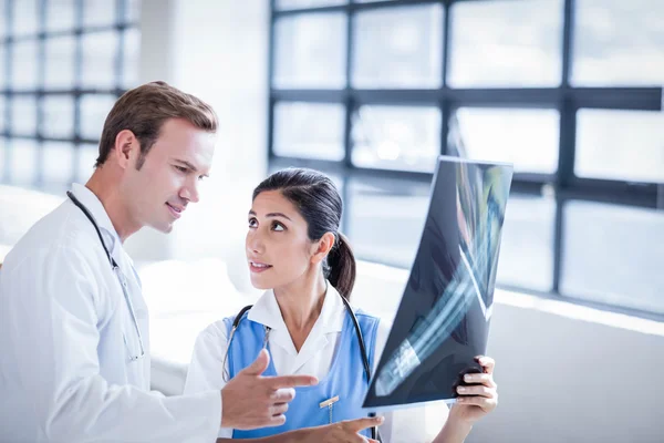 Medical team looking at x-ray together — Stock Photo, Image