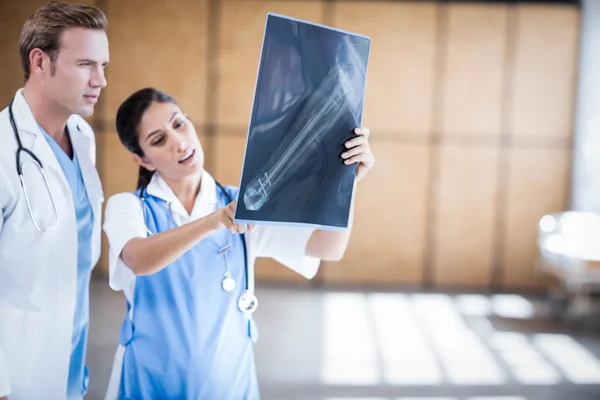 Ärzteteam schaut sich gemeinsam Röntgenbild an — Stockfoto