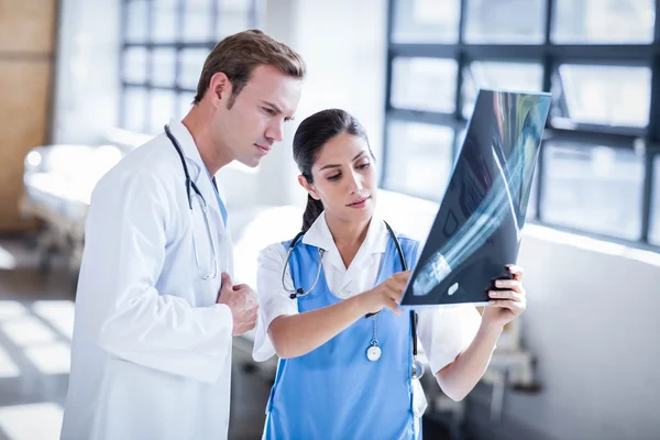 Medical team looking at x-ray together — Stock Photo, Image