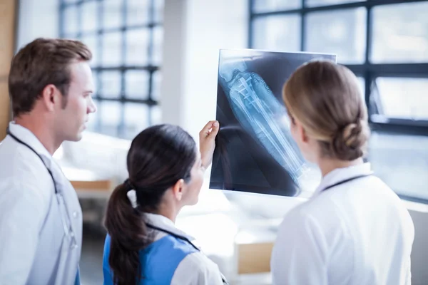 Medical team looking at x-ray together — Stock Photo, Image