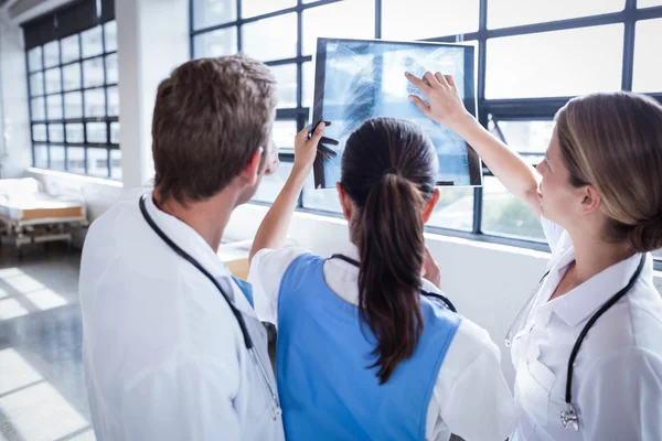 Medical team looking at x-ray together — Stock Photo, Image