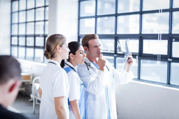 Equipo médico mirando rayos X juntos — Foto de Stock