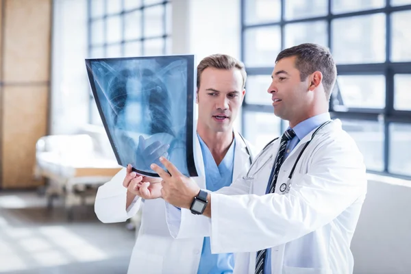 Equipe médica olhando para raio-x juntos — Fotografia de Stock