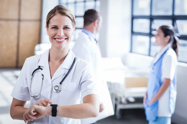 Krankenschwester überprüft ihre Smart Watch — Stockfoto