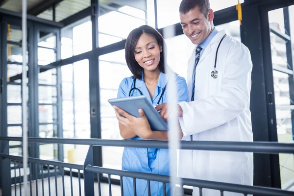 Médico y enfermera mirando la tableta — Foto de Stock