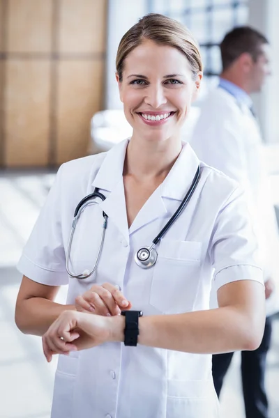 Verpleegkundige controleren haar slimme horloge — Stockfoto