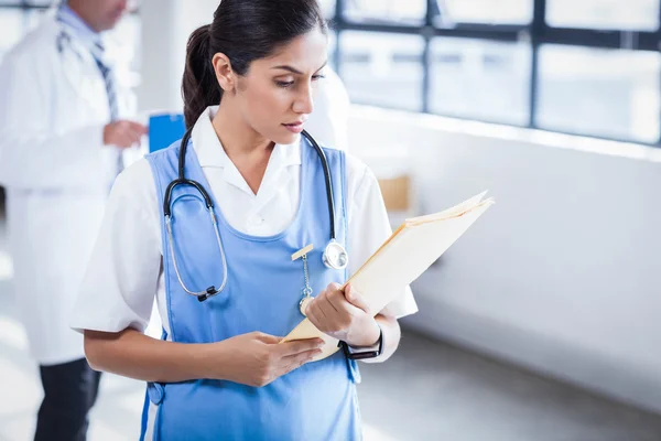 Krankenschwester liest ihre Akten — Stockfoto