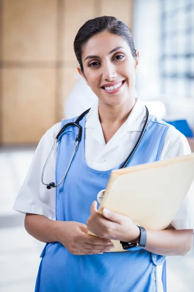 Enfermera sonriendo a la cámara — Foto de Stock