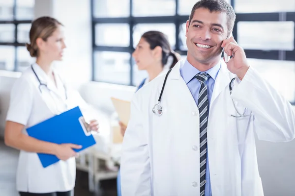 Felice medico al telefono — Foto Stock