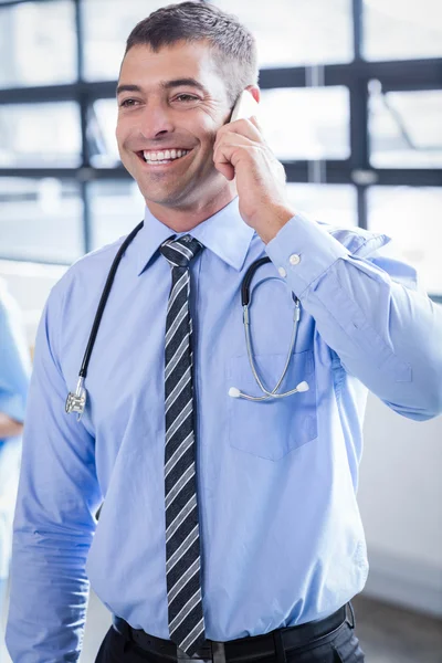 Zufriedener Arzt am Telefon — Stockfoto