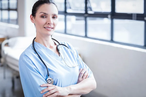Sjuksköterska ler mot kameran — Stockfoto