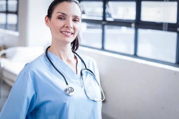 Verpleegkundige glimlachen naar de camera — Stockfoto