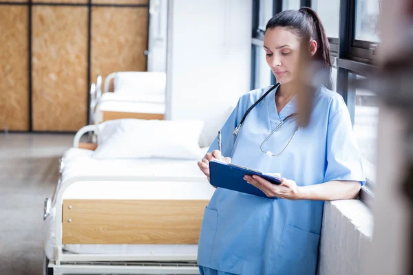 Verpleegkundige schrijven op een Klembord — Stockfoto
