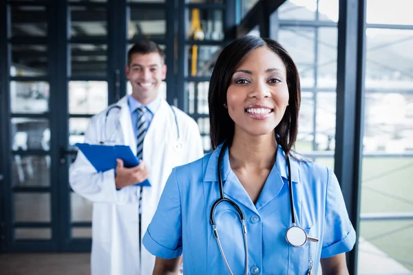 Equipe médica sorrindo para a câmera juntos — Fotografia de Stock