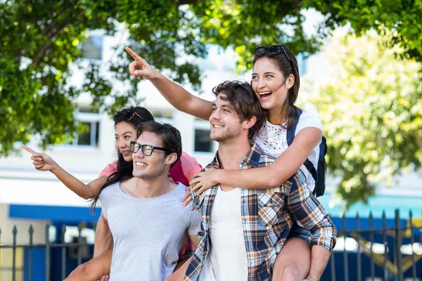 Hip uomini dando maialino di nuovo alle loro ragazze — Foto Stock