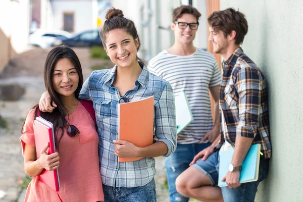 Amigos de la cadera sosteniendo cuadernos — Foto de Stock