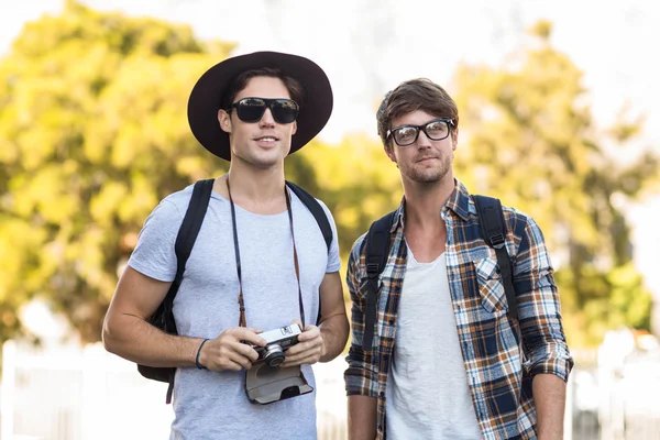 Hombres de cadera sosteniendo cámara digital — Foto de Stock