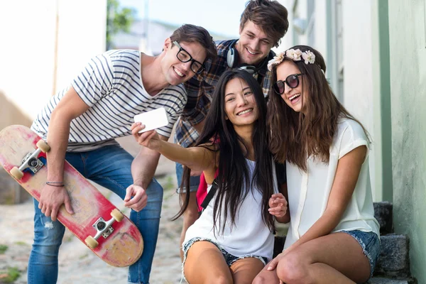 Amigos de la cadera tomando selfie sentado en los pasos —  Fotos de Stock