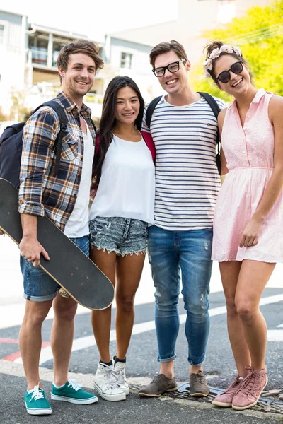 Amigos do quadril sorrindo para a câmera — Fotografia de Stock