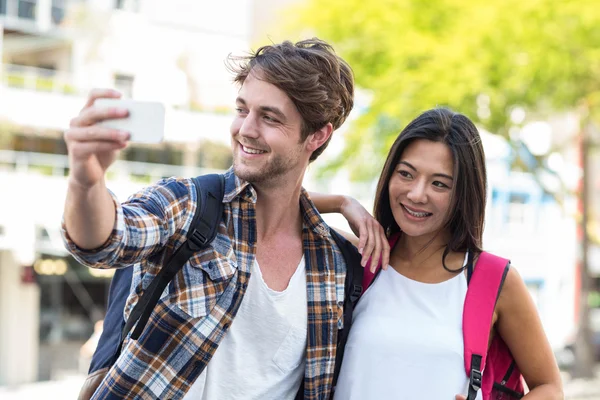 Hippes Paar macht Selfie — Stockfoto