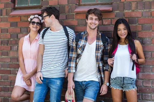 Hüfte Freunde lehnen an Wand — Stockfoto