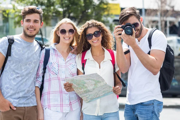 Hippe vrienden holding kaart en nemen foto — Stockfoto