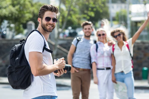 Hip man bedrijf digitale camera — Stockfoto