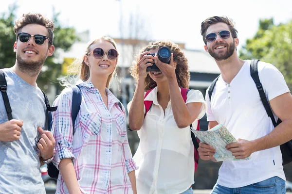 Des amis branchés visitent une ville — Photo