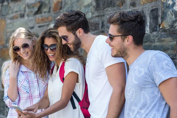 Hippa vänner titta på smartphone — Stockfoto