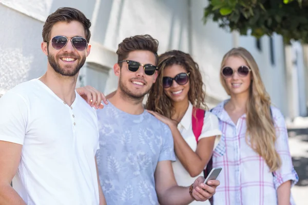 Hippa vänner titta på smartphone — Stockfoto