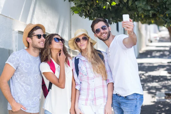 Hippe Freunde machen Selfie — Stockfoto