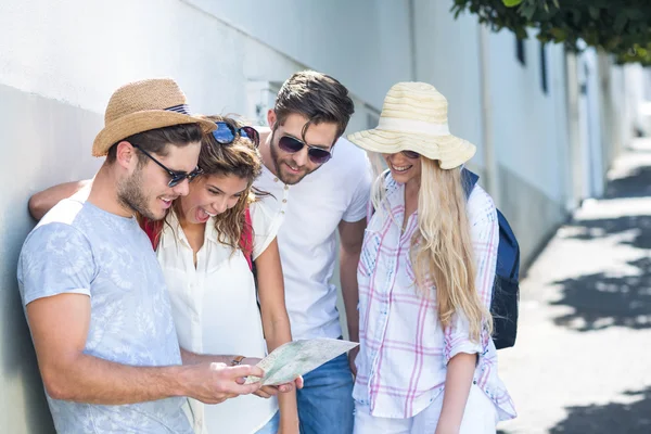 Hippe Freunde checken Karte — Stockfoto