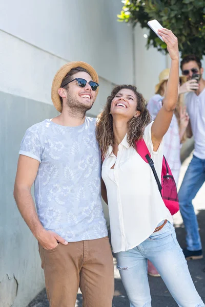 Casal de quadril tomando selfie — Fotografia de Stock