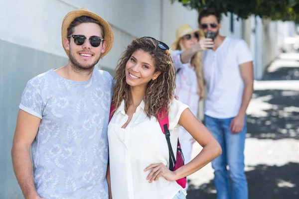 Coppia di fianchi sorridente alla fotocamera — Foto Stock