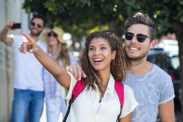 Hip paar wijzen ergens — Stockfoto