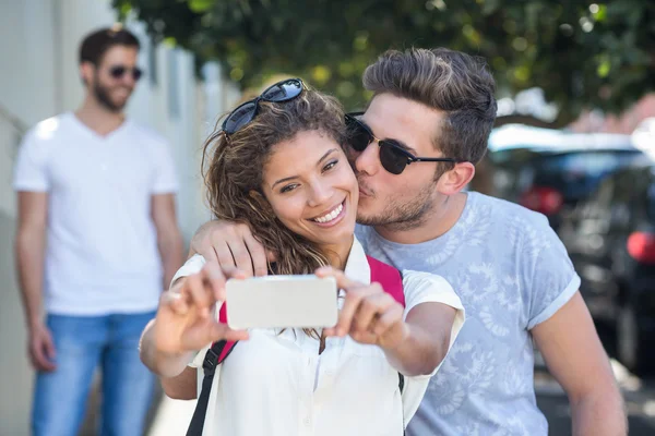 Hippes Paar macht Selfie — Stockfoto