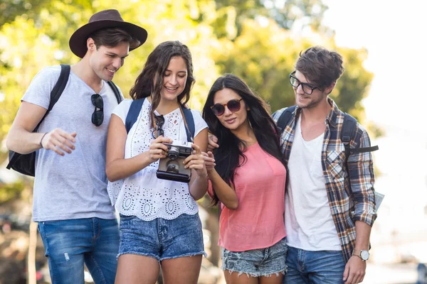 Hippe vrienden kijken naar digitale camera — Stockfoto