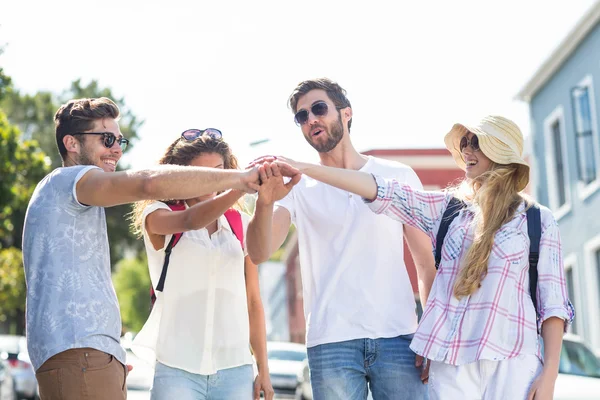 Amigos de la cadera poniendo manos juntas —  Fotos de Stock