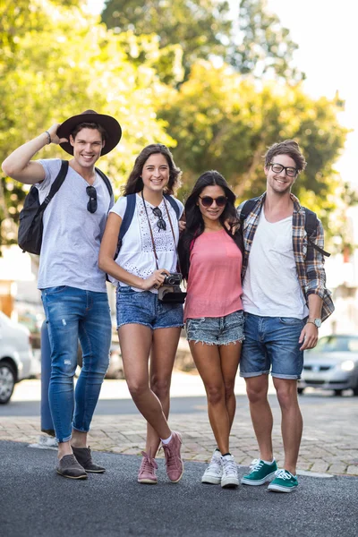 Amigos do quadril sorrindo para a câmera — Fotografia de Stock