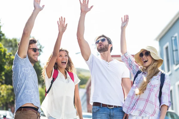 Hüfte Freunde heben die Hände — Stockfoto