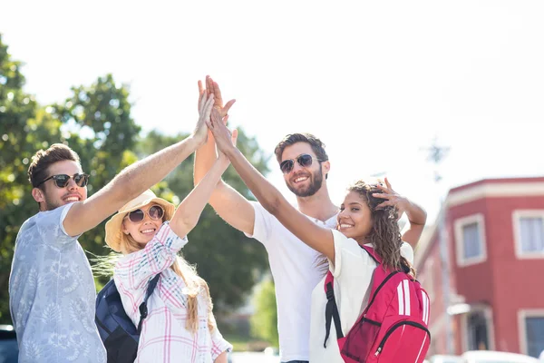 Hippa vänner gör high-five — Stockfoto