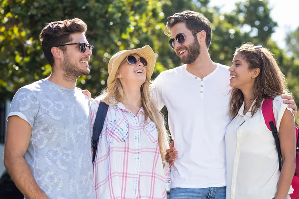 Hippa vänner tillbringa tid tillsammans — Stockfoto